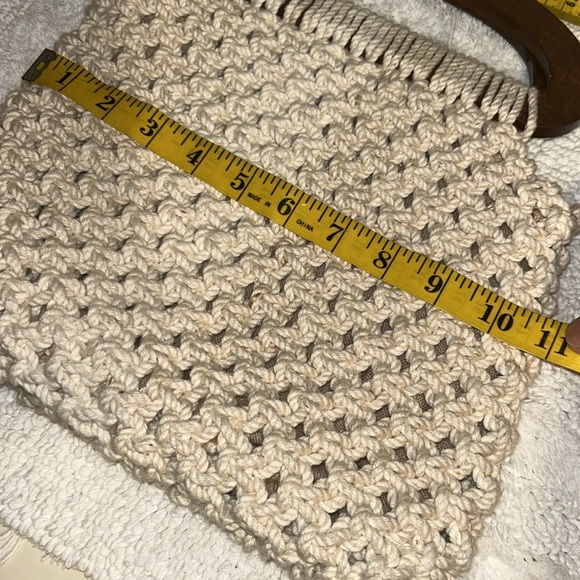 True Vintage Ivory Macrame Crocheted Handbag Purse Brown wooden Handle - Picture 6 of 8